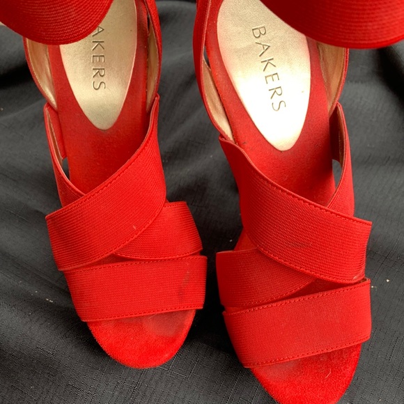 Red Strap platform heels - Picture 2 of 2